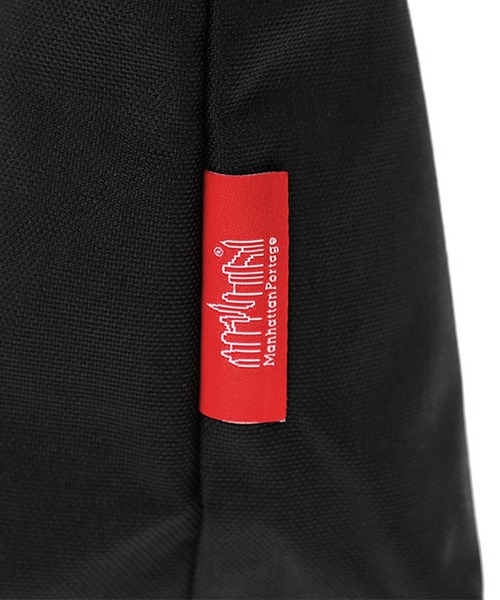 Manhattan Portage（マンハッタンポーテージ）の「Cobble Hill Nylon Messenger Bag (S) No Flap（メッセンジャーバッグ・メンズ・ブラック・SMALL）」の2枚目の写真