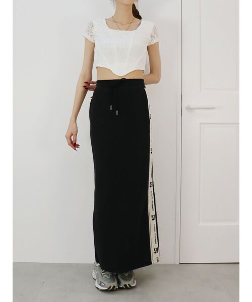 EVRIS（エヴリス）の「サイドロゴラインスウェットロングスカート【セットアップ着用可能】（スカート・レディース・ホワイト/ブルー/ブラック・FREE）」の5枚目の写真