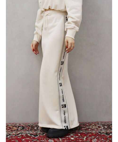 EVRIS（エヴリス）の「サイドロゴラインスウェットロングスカート【セットアップ着用可能】（スカート・レディース・ホワイト/ブルー/ブラック・FREE）」の8枚目の写真