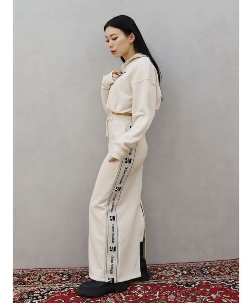 EVRIS（エヴリス）の「サイドロゴラインスウェットロングスカート【セットアップ着用可能】（スカート・レディース・ホワイト/ブルー/ブラック・FREE）」の10枚目の写真