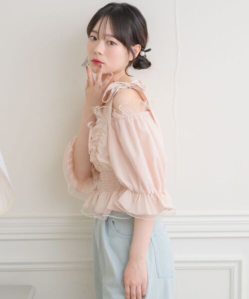 ems excite（エムズエキサイト）の「肩リボンチュールオフショルBL（シャツ/ブラウス・レディース・ピンク/ブラック系その他/ナチュラル・FREE）」の10枚目の写真