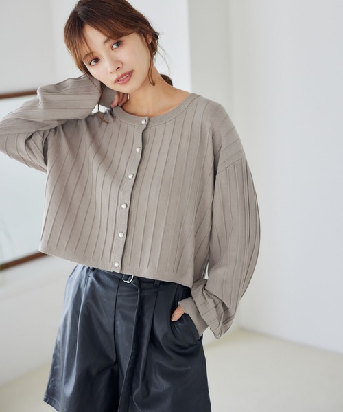 mysty woman（ミスティウーマン）の「パールボタンストライプカーディガン 149812（カーディガン/ボレロ・レディース・ブラック/グレイッシュベージュ/シルバーグレー/グリーン・FREE）」の3枚目の写真