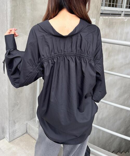 INGNI（イング）の「バックドロストシャツ（シャツ/ブラウス・レディース・ブルー/オフホワイト/ブラック・M）」の4枚目の写真