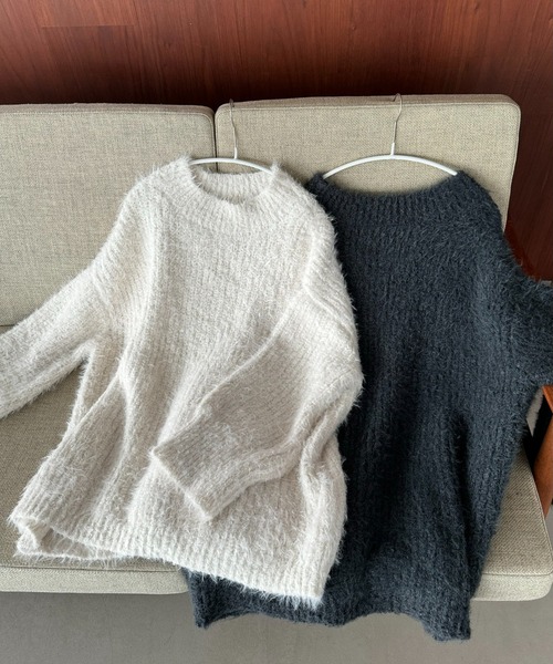 Amiur(エミレ)の「2way off shoulder volume knit【Amiur × minami】/ 2wayオフショルダーボリュームニット(Tシャツ/カットソー・レディース・チャコール/アイボリー・FREE)」の2枚目の写真