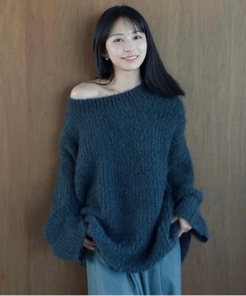 Amiur(エミレ)の「2way off shoulder volume knit【Amiur × minami】/ 2wayオフショルダーボリュームニット(Tシャツ/カットソー・レディース・チャコール/アイボリー・FREE)」の3枚目の写真
