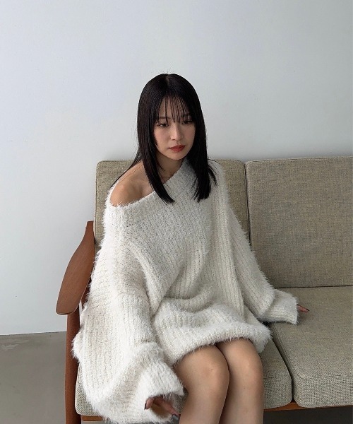 Amiur(エミレ)の「2way off shoulder volume knit【Amiur × minami】/ 2wayオフショルダーボリュームニット(Tシャツ/カットソー・レディース・チャコール/アイボリー・FREE)」の4枚目の写真