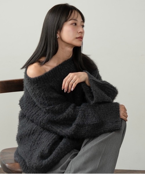 Amiur(エミレ)の「2way off shoulder volume knit【Amiur × minami】/ 2wayオフショルダーボリュームニット(Tシャツ/カットソー・レディース・チャコール/アイボリー・FREE)」の9枚目の写真