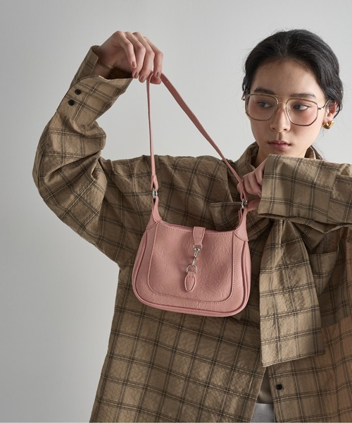 THE YOn（ザヨン）の「ハンギングクリップアクセントショルダーバッグ（ショルダーバッグ・レディース・イエロー/ピンク/グリーン/ブラック・FREE）」の4枚目の写真