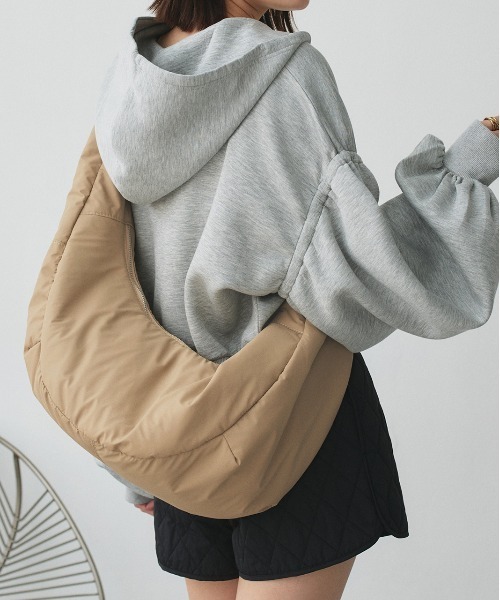 ad thie(アドティエ)の「パデット ボディーバッグ(ボディバッグ/ウエストポーチ・レディース・ベージュ/ブラック/オフホワイト・FREE)」の3枚目の写真