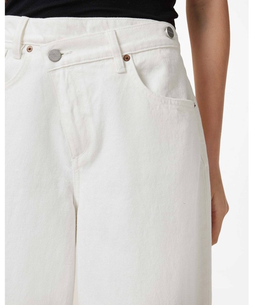 ALLSAINTS(オールセインツ)の「AKI CROSSOVER STRAIGHT LEG DENIM JEANS | AKI クロスオーバー ストレート レッグ デニム ジーンズ(デニムパンツ・レディース・ホワイト・25/27/26/24/28)」の3枚目の写真
