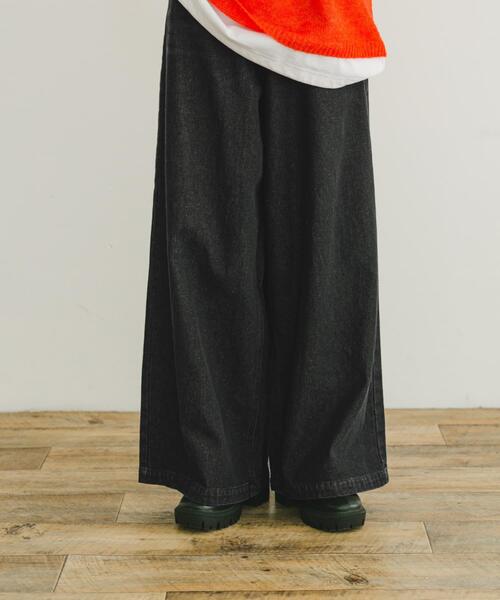ITEMS URBANRESEARCH（アイテムズ アーバンリサーチ）の「ワイドデニム（デニムパンツ・レディース・ブルー系その他/インディゴブルー/ブラック系その他/ブラック・MEDIUM/SMALL）」の2枚目の写真