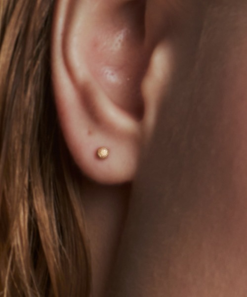 les bonbon(ルボンボン)の「【les bonbon】K18 foggy pierce/フォギー ピアス S(ピアス(両耳用)・レディース・イエローゴールド・S)」の5枚目の写真