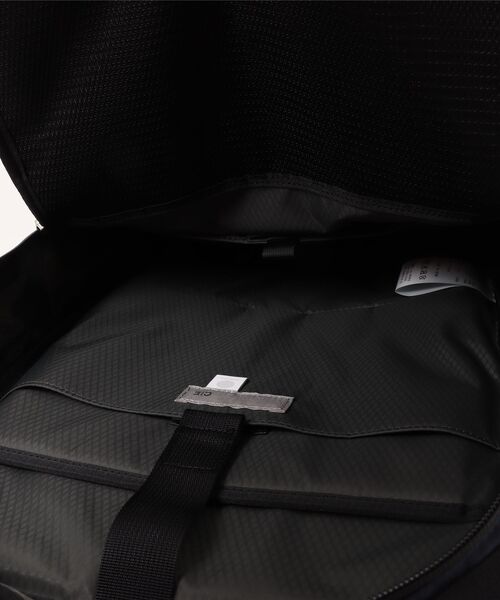 CIE（シー）の「【CIE】SQUARE BACKPACK-01 021826（バックパック/リュック・メンズ・ブラック/グレー/ネイビー・FREE）」の14枚目の写真