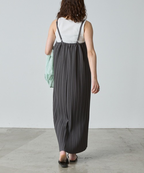 COLONY 2139（コロニートゥーワンスリーナイン）の「プリーツキャミワンピース（ワンピース・レディース・チャコールグレー/ブラック/グレイッシュベージュ・FREE）」の15枚目の写真