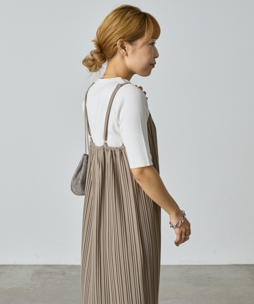 COLONY 2139（コロニートゥーワンスリーナイン）の「プリーツキャミワンピース（ワンピース・レディース・チャコールグレー/ブラック/グレイッシュベージュ・FREE）」の19枚目の写真