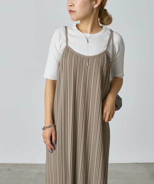 COLONY 2139（コロニートゥーワンスリーナイン）の「プリーツキャミワンピース（ワンピース・レディース・チャコールグレー/ブラック/グレイッシュベージュ・FREE）」の17枚目の写真