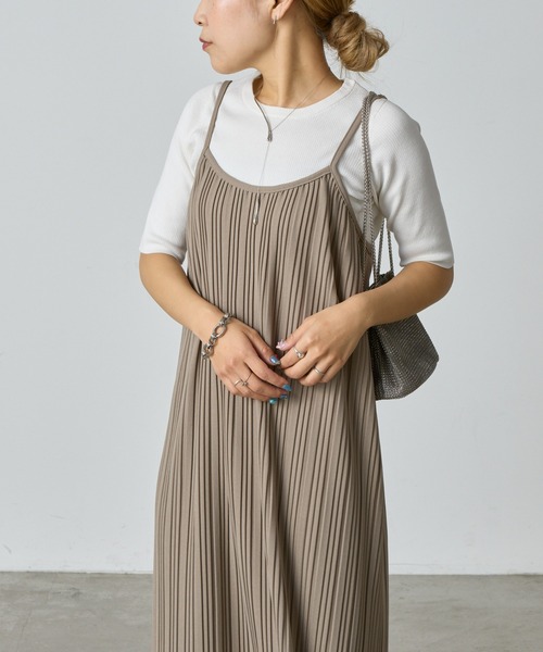 COLONY 2139（コロニートゥーワンスリーナイン）の「プリーツキャミワンピース（ワンピース・レディース・チャコールグレー/ブラック/グレイッシュベージュ・FREE）」の18枚目の写真