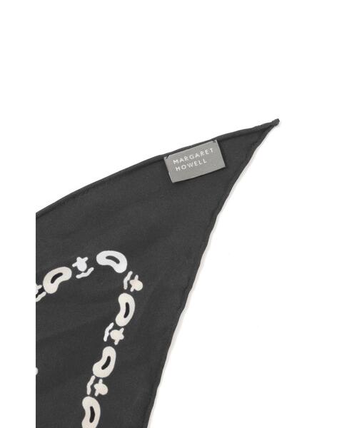 MARGARET HOWELL(マーガレットハウエル)の「GRAPHIC BANDANA SCARF(ストール/ショール・レディース・カーキ/ブラック・FREE)」の8枚目の写真