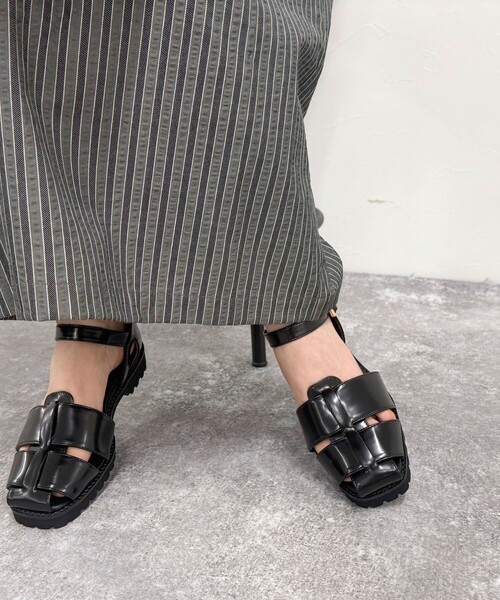 fredy emue（フレディエミュ）の「【atelier brugge/アトリエブルージュ】 グルカサンダル（サンダル・レディース・オフホワイト/ブラック・M/L）」の2枚目の写真