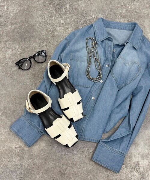 fredy emue（フレディエミュ）の「【atelier brugge/アトリエブルージュ】 グルカサンダル（サンダル・レディース・オフホワイト/ブラック・M/L）」の3枚目の写真