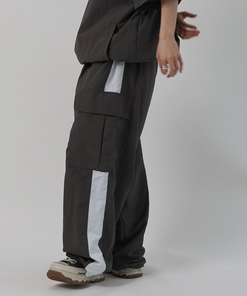 ILL'S(イルズ)の「セットアップ対応 ドロスト サイドライン ナイロンカーゴパンツ ワイドパンツ ユニセックス(カーゴパンツ・メンズ・ネイビー/グレー/ブラック・L/M)」の12枚目の写真