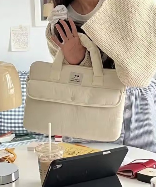 Sowel.(ソエル)の「【 Sowel. / ソエル 】 持ち手付き キルティング PC&タブレットケース #(PC・タブレットケース・レディース・ブラック/ライトブルー/ホワイト・FREE)」の1枚目の写真