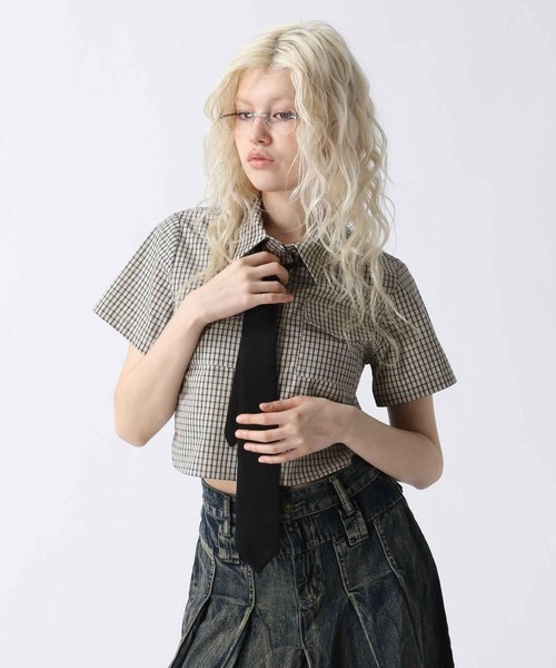 FOREVER 21(フォーエバー トゥエンティーワン)の「【2025SS】タイ付きチェックシャツ(シャツ/ブラウス・レディース・ブラウン/ブラック/レッド・FREE)」の1枚目の写真