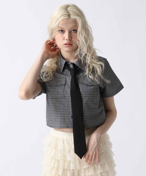 FOREVER 21(フォーエバー トゥエンティーワン)の「【2025SS】タイ付きチェックシャツ(シャツ/ブラウス・レディース・ブラウン/ブラック/レッド・FREE)」の2枚目の写真