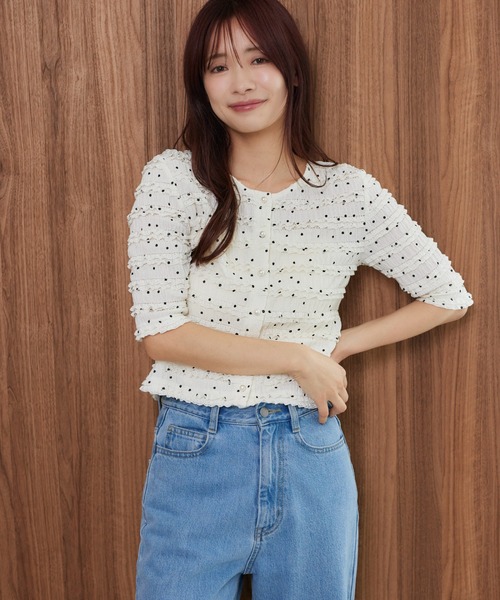 mysty woman(ミスティウーマン)の「ドット柄コンパクトカーディガン 572868(カーディガン/ボレロ・レディース・オフホワイト/ブラック・FREE)」の1枚目の写真