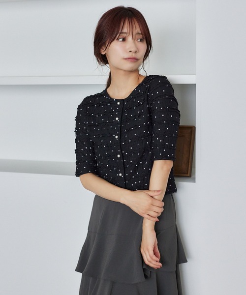mysty woman(ミスティウーマン)の「ドット柄コンパクトカーディガン 572868(カーディガン/ボレロ・レディース・オフホワイト/ブラック・FREE)」の4枚目の写真
