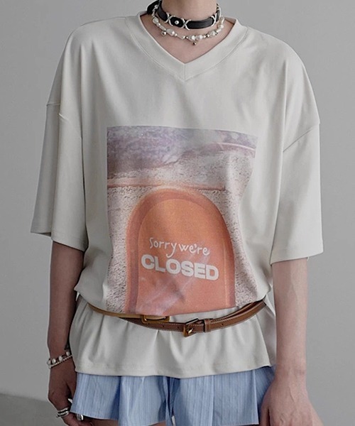 chuclla(チュクラ)の「【CHENTAITAI】“CLOSED”サイン グラフィックTシャツ CTW25s019(Tシャツ/カットソー・レディース・ブラック/アイボリー・M/S)」の2枚目の写真