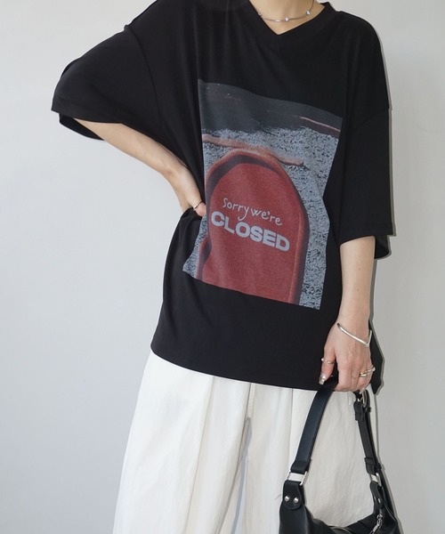 chuclla(チュクラ)の「【CHENTAITAI】“CLOSED”サイン グラフィックTシャツ CTW25s019(Tシャツ/カットソー・レディース・ブラック/アイボリー・M/S)」の7枚目の写真