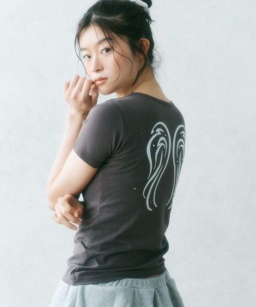 FCMM(エフシーエムエム)の「【日本限定】WING TEE / ウィングTEE(Tシャツ/カットソー・レディース・オフホワイト/チャコールグレー/グリーン・MEDIUM/SMALL)」の4枚目の写真