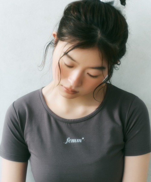 FCMM(エフシーエムエム)の「【日本限定】WING TEE / ウィングTEE(Tシャツ/カットソー・レディース・オフホワイト/チャコールグレー/グリーン・MEDIUM/SMALL)」の5枚目の写真