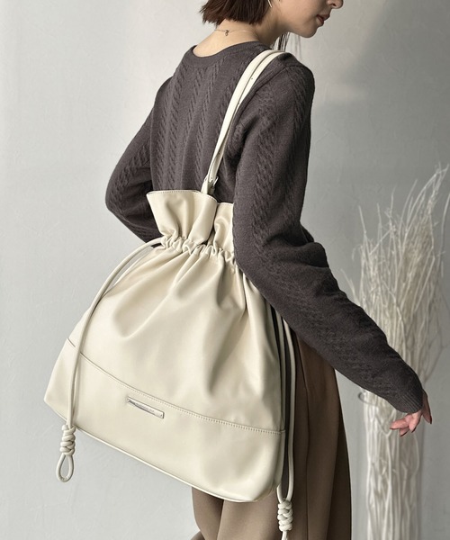 classicalelf（クラシカルエルフ）の「【classicalelf】きゅっと絞って可愛さ◎フェイクレザービッグトートバッグ（トートバッグ・レディース・ブラック/アイボリー・ONE SIZE）」の2枚目の写真