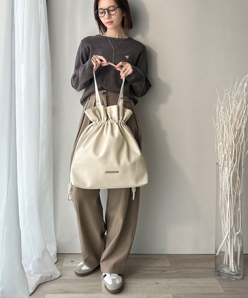 classicalelf（クラシカルエルフ）の「【classicalelf】きゅっと絞って可愛さ◎フェイクレザービッグトートバッグ（トートバッグ・レディース・ブラック/アイボリー・ONE SIZE）」の15枚目の写真