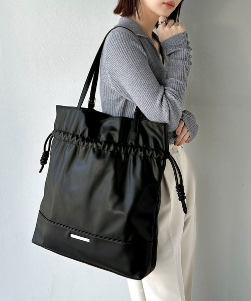 classicalelf（クラシカルエルフ）の「【classicalelf】きゅっと絞って可愛さ◎フェイクレザービッグトートバッグ（トートバッグ・レディース・ブラック/アイボリー・ONE SIZE）」の8枚目の写真