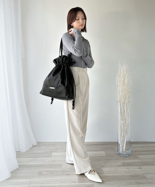 classicalelf（クラシカルエルフ）の「【classicalelf】きゅっと絞って可愛さ◎フェイクレザービッグトートバッグ（トートバッグ・レディース・ブラック/アイボリー・ONE SIZE）」の7枚目の写真