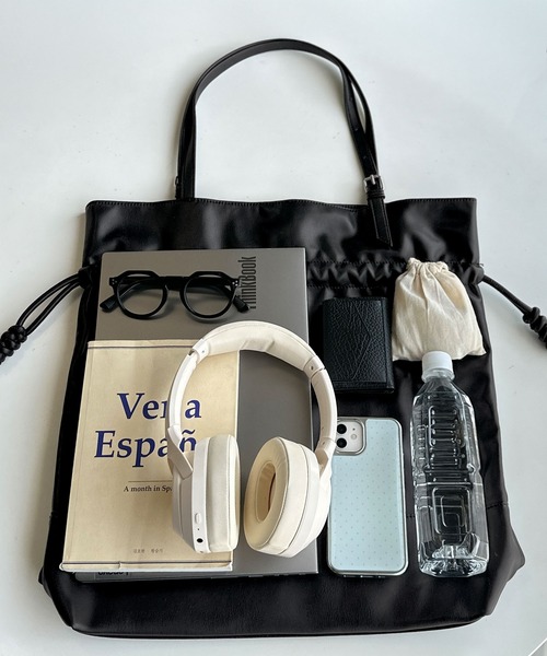 classicalelf（クラシカルエルフ）の「【classicalelf】きゅっと絞って可愛さ◎フェイクレザービッグトートバッグ（トートバッグ・レディース・ブラック/アイボリー・ONE SIZE）」の14枚目の写真