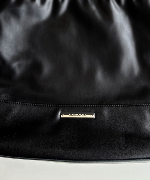 classicalelf（クラシカルエルフ）の「【classicalelf】きゅっと絞って可愛さ◎フェイクレザービッグトートバッグ（トートバッグ・レディース・ブラック/アイボリー・ONE SIZE）」の11枚目の写真