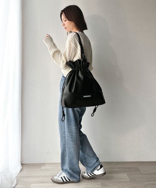 classicalelf（クラシカルエルフ）の「【classicalelf】きゅっと絞って可愛さ◎フェイクレザービッグトートバッグ（トートバッグ・レディース・ブラック/アイボリー・ONE SIZE）」の10枚目の写真