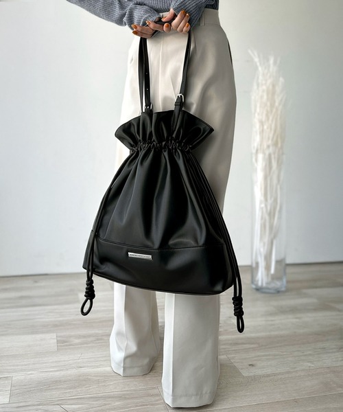 classicalelf（クラシカルエルフ）の「【classicalelf】きゅっと絞って可愛さ◎フェイクレザービッグトートバッグ（トートバッグ・レディース・ブラック/アイボリー・ONE SIZE）」の17枚目の写真