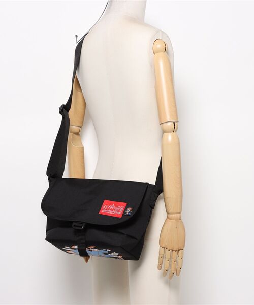 Manhattan Portage(マンハッタンポーテージ)の「NYLON MESSENGER BAG JR (SM) BP W/DIV TMP(メッセンジャーバッグ・メンズ・ブラック・SMALL)」の3枚目の写真