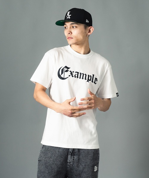 EXAMPLE(エグザンプル)の「EXAMPLE OE LOGO COLLEGE S/S TEE(Tシャツ/カットソー・メンズ・ブラック/ホワイト・XXL/XL/L/M)」の1枚目の写真