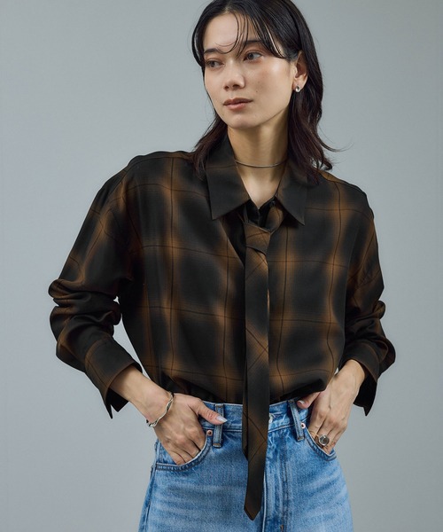 SALON adam et rope'(サロン アダム エ ロペ)の「Shuttlenotesオンブレチェックネクタイシャツ(シャツ/ブラウス・レディース・ブルー系その他/ベージュ系その他・FREE)」の2枚目の写真