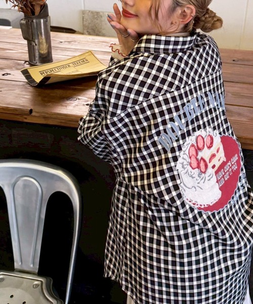 DOUBLE NAME（ダブルネーム）の「ギンガムチェックBACK刺しゅうチュニックシャツ（シャツ/ブラウス・レディース・レッド/ブラック・FREE）」の2枚目の写真