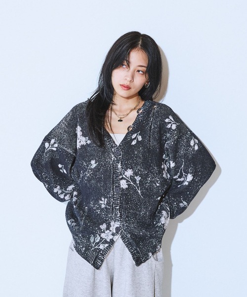 JEANASIS（ジーナシス）の「BlurフラワープリントVカーディガン/604991（カーディガン/ボレロ・レディース・ブラック系その他/ブルー系その他/ホワイト系その他・FREE）」の3枚目の写真