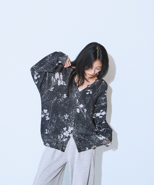 JEANASIS（ジーナシス）の「BlurフラワープリントVカーディガン/604991（カーディガン/ボレロ・レディース・ブラック系その他/ブルー系その他/ホワイト系その他・FREE）」の16枚目の写真