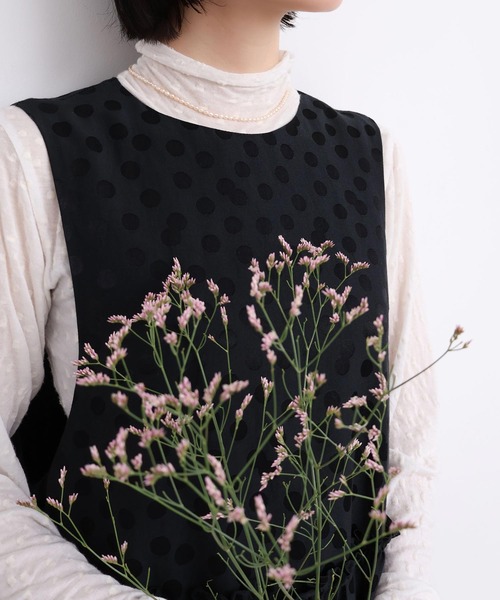 l'atelier du savon(アトリエドサボン)の「サテンジャガード まばらドットノースリワンピース(ワンピース・レディース・ブラック・FREE)」の4枚目の写真