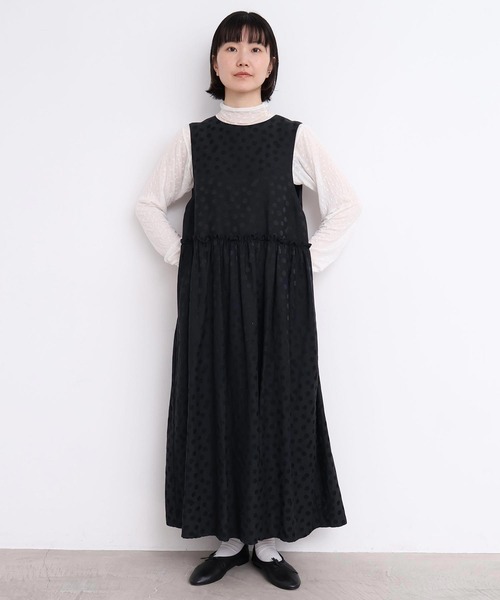 l'atelier du savon(アトリエドサボン)の「サテンジャガード まばらドットノースリワンピース(ワンピース・レディース・ブラック・FREE)」の8枚目の写真